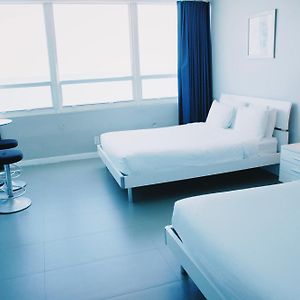 Castle 835 Oceanview Studio On Beach With Pool, Gym, Bars, And Free Parking